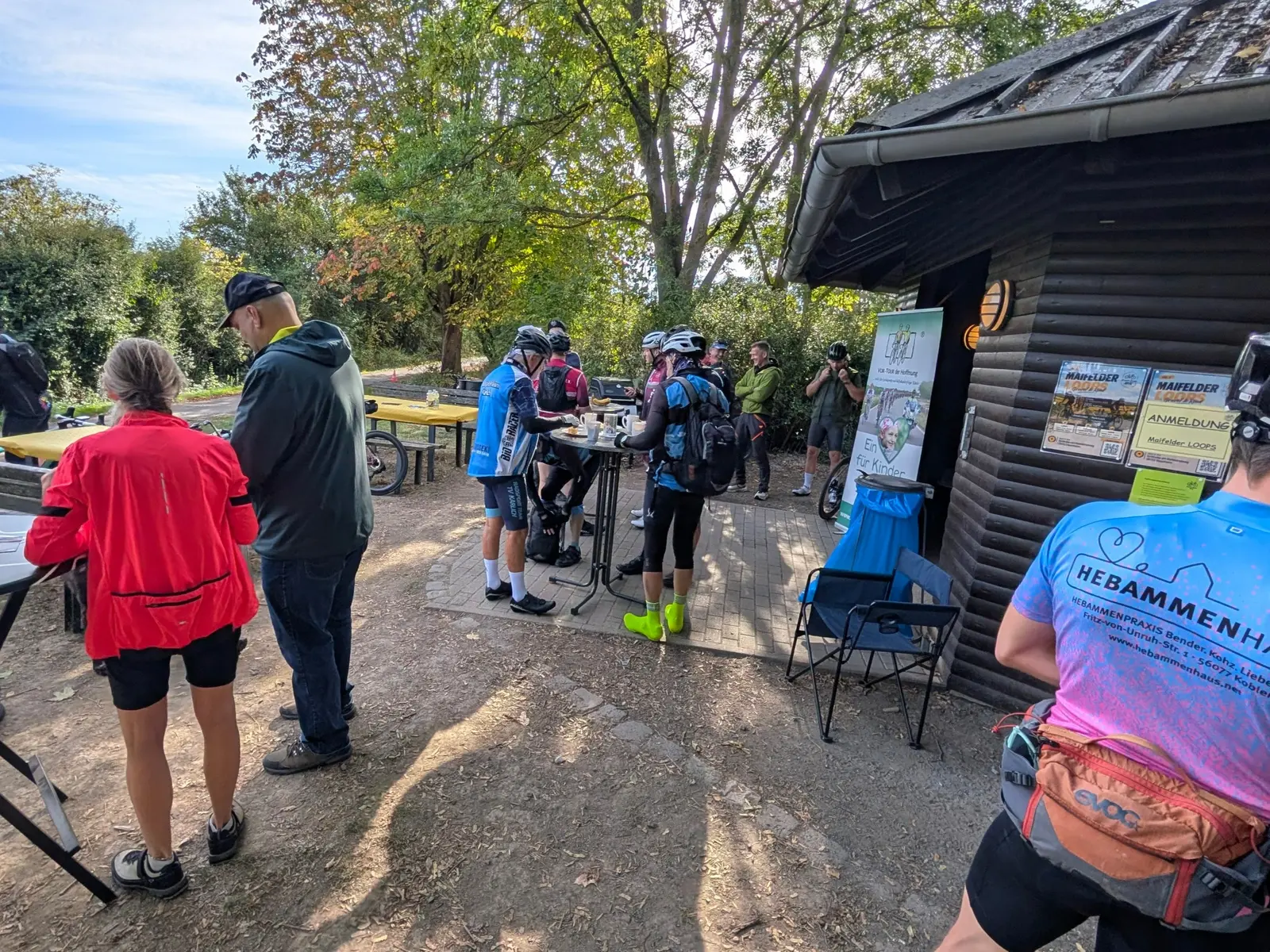 Radfahrer an der Grillhütte