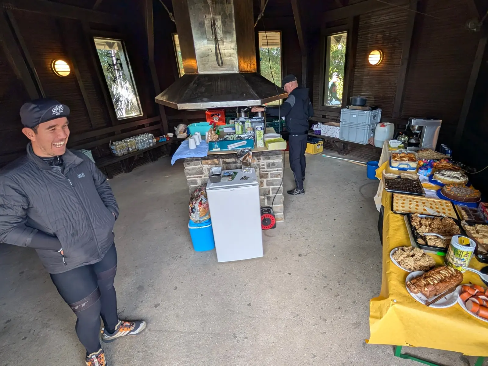 Helfer und Buffet in der Grillhütte