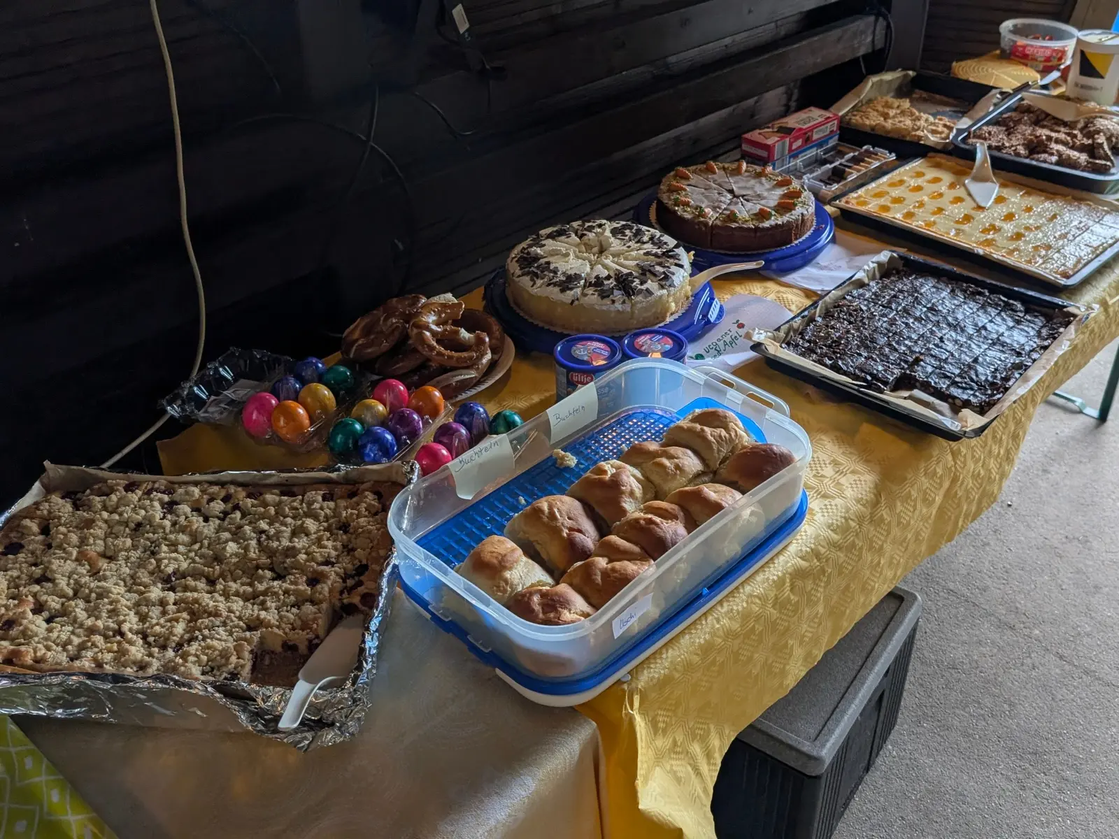 Kuchen und Snacks auf dem gemeinsamen Buffet