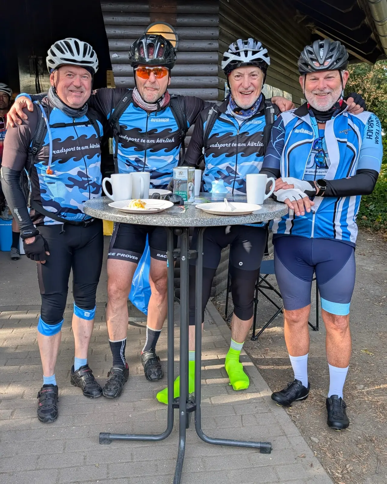 Radfahrer bei Kaffee und Kuchen