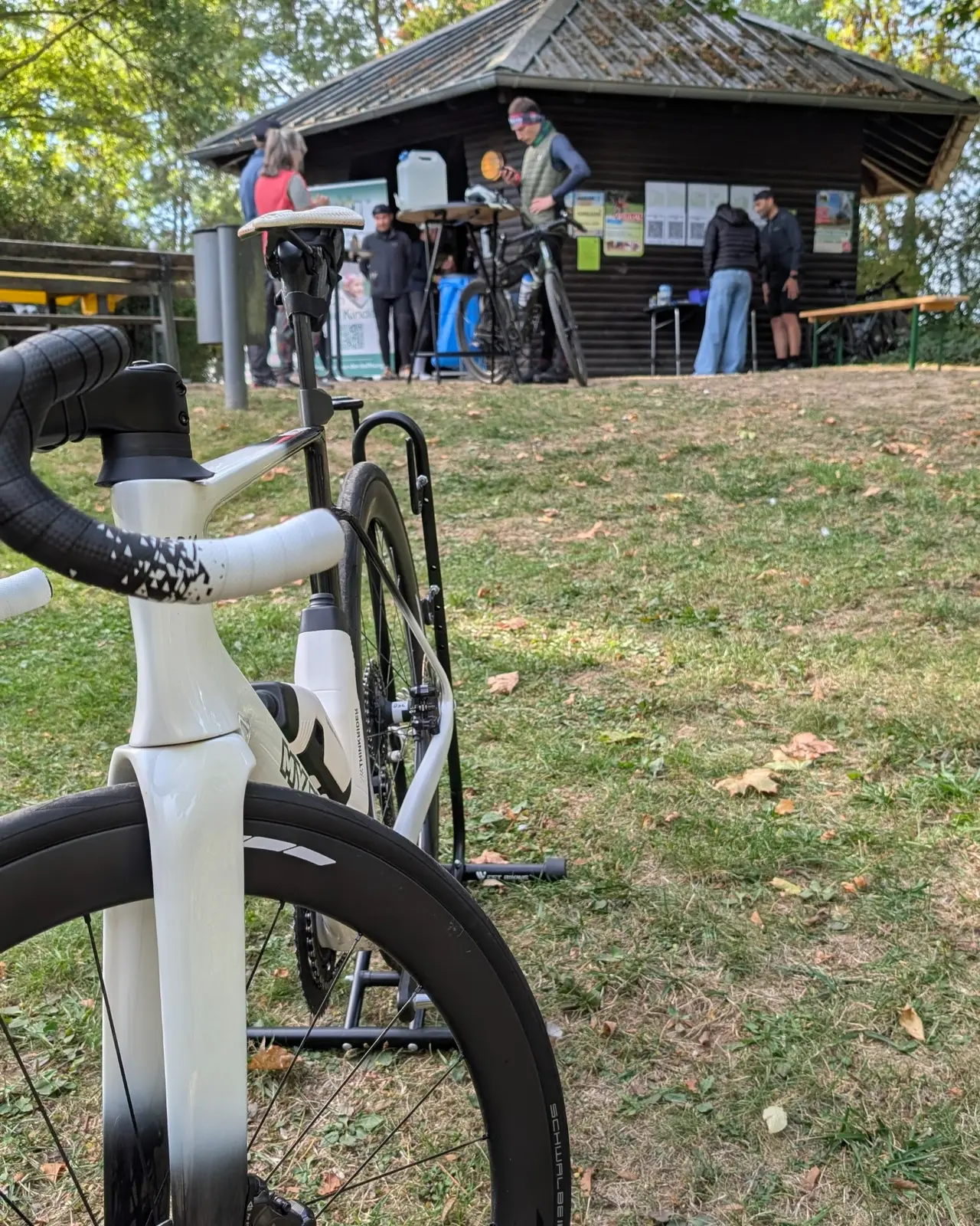 Rennrad vor der Grillhütte