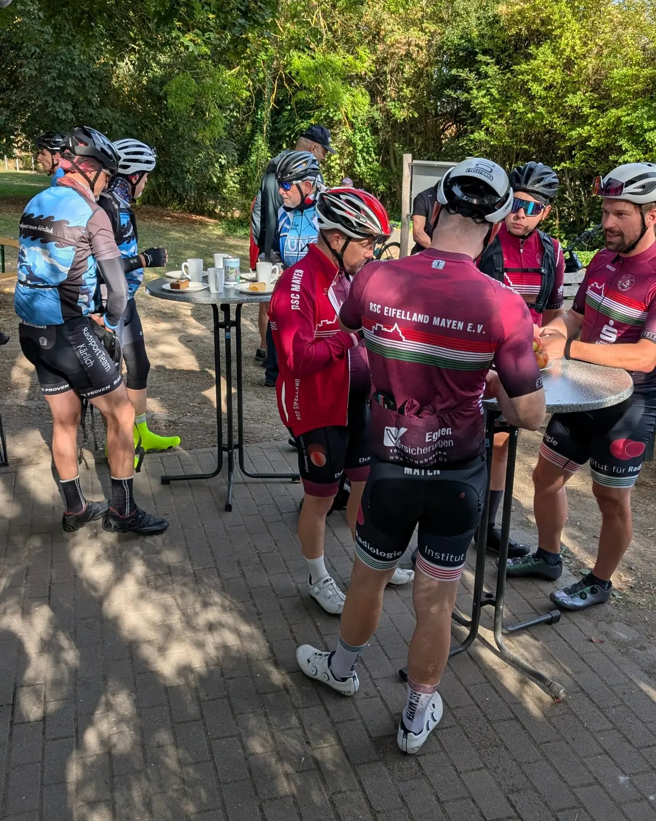 Menschen beim gemeinsamen Essen und Erzählen