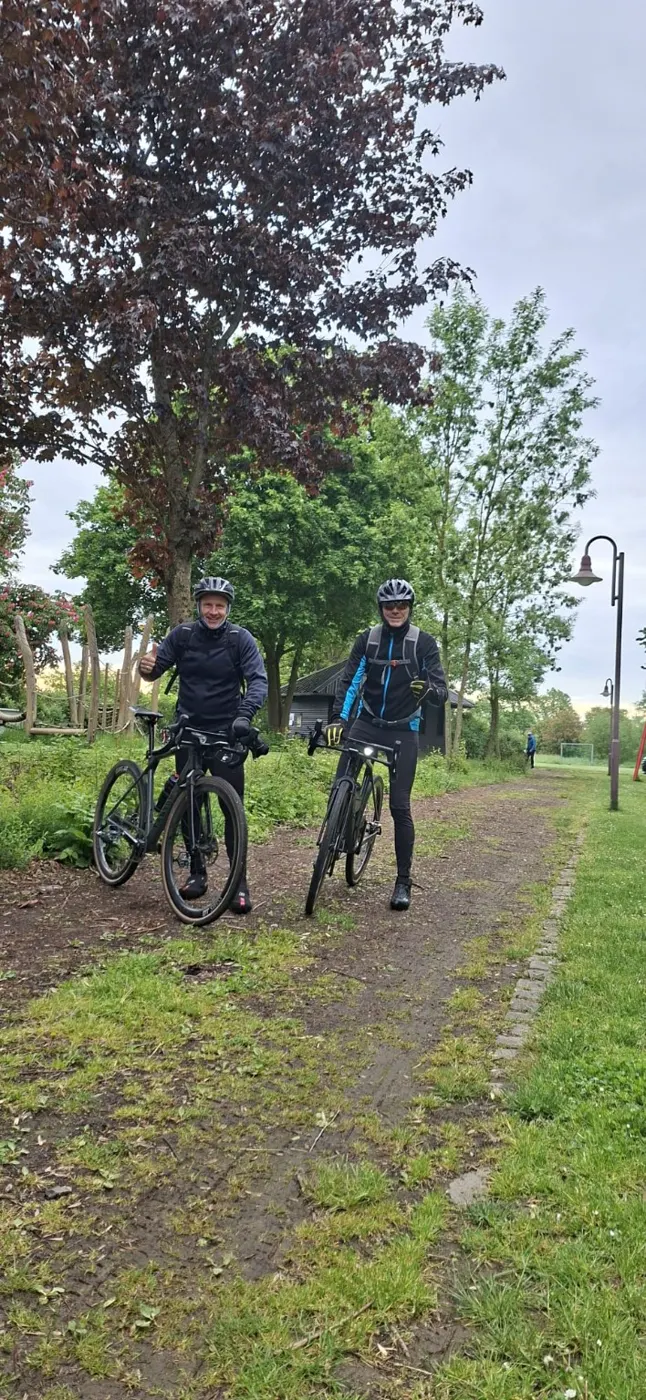 Zwei Gravel-Fahrer am Start- und Zielbereich